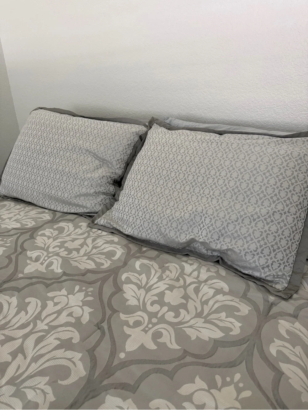 Reba 3 Piece Full/Queen Size Reversible Comforter Set